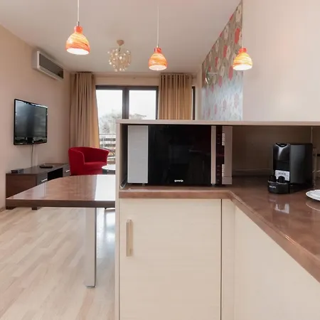 Elegant With Balcony By Renters *