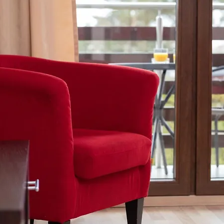 Elegant With Balcony By Renters *