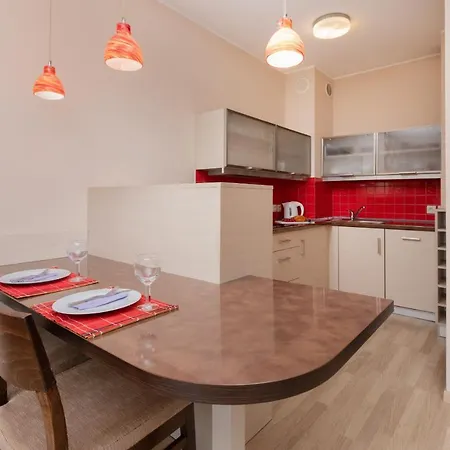 Elegant With Balcony By Renters *