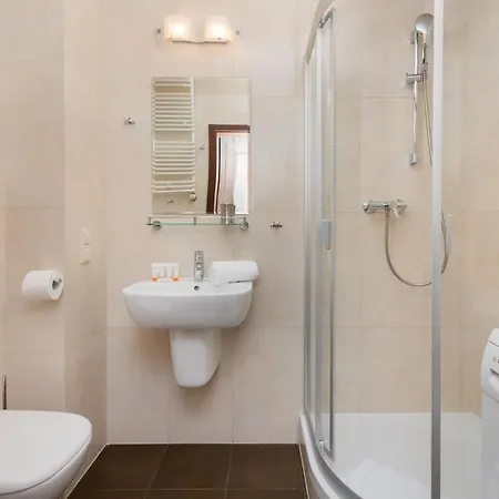 Elegant With Balcony By Renters Lejlighed